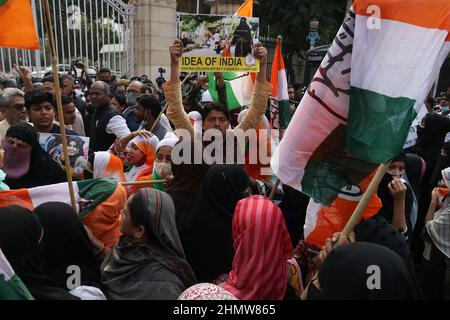 Kolkata, Bengala Occidentale, India. 11th Feb 2022. I lavoratori del Congresso urlano lo slogan fuori dalla Camera del Governatore durante una protesta contro il recente divieto di hijab in alcuni college dello stato di Karnataka a Kolkata. (Credit Image: © Dipa Chakraborty/Pacific Press via ZUMA Press Wire) Foto Stock