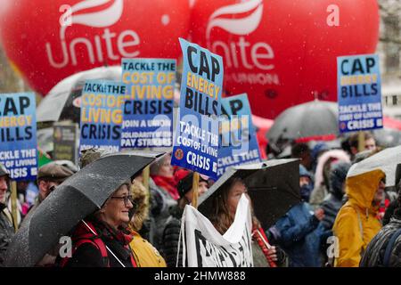 Manchester, Regno Unito. 12th Febbraio, 2022. Organizzato dal Manchester Trades Union Council del Regno Unito e dall'Assemblea popolare di Manchester contro il raduno dell'austerità per chiedere un'azione sul costo della vita in crisi. Rally e marzo a Manchester UK sabato 12th febbraio. Sabato 12th febbraio si è svolto un raduno chiedendo al governo di agire contro il costo della vita crisi. La dimostrazione è in risposta all'annuncio di Ofgem di un aumento del 56% delle bollette nazionali del carburante. FOTO: GARYROBERTS/WORLDWIDEFEATURES. Credit: GaryRobertsphotography/Alamy Live News Foto Stock