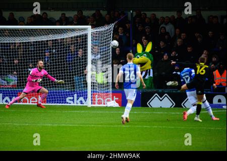 ROCHDALE, REGNO UNITO. FEBBRAIO 12th Alex Pattison dell'Harrogate Town FC segna il traguardo di apertura per Harrogate durante la partita della Sky Bet League 2 tra Rochdale e Harrogate Town allo Spotland Stadium di Rochdale sabato 12th febbraio 2022. (Credit: Ian Charles | MI News) Credit: MI News & Sport /Alamy Live News Foto Stock