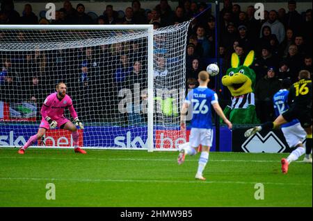 ROCHDALE, REGNO UNITO. FEBBRAIO 12th Alex Pattison dell'Harrogate Town FC segna il traguardo di apertura per Harrogate durante la partita della Sky Bet League 2 tra Rochdale e Harrogate Town allo Spotland Stadium di Rochdale sabato 12th febbraio 2022. (Credit: Ian Charles | MI News) Credit: MI News & Sport /Alamy Live News Foto Stock