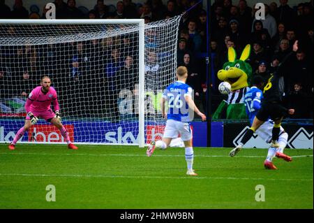 ROCHDALE, REGNO UNITO. FEBBRAIO 12th Alex Pattison dell'Harrogate Town FC segna il traguardo di apertura per Harrogate durante la partita della Sky Bet League 2 tra Rochdale e Harrogate Town allo Spotland Stadium di Rochdale sabato 12th febbraio 2022. (Credit: Ian Charles | MI News) Credit: MI News & Sport /Alamy Live News Foto Stock