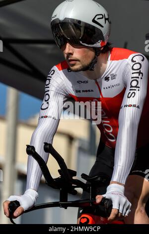 Victor Lafay (team Cofidis) all'inizio del prologo. L'edizione 7th del Tour de la Provence si svolge dal 10 al 13 febbraio 2022. La gara ha 3 tappe e un prologo. Il prologo è un periodo di prova di 7,1 chilometri nella città di Berre-l'etang (Bouches-du-Rhone). Il vincitore del prologo è Filippo Ganna. (Foto di Laurent Coust/SOPA Images/Sipa USA) Credit: Sipa USA/Alamy Live News Foto Stock