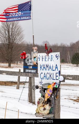 Cross Village, Michigan - una mostra di un sostenitore Trump nella regione rurale del Michigan offre ai passanti la possibilità di colpire il ventre di un pollo giocattolo per 'sentire Kamala Foto Stock