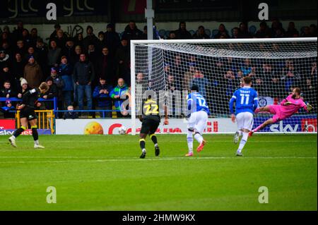 ROCHDALE, REGNO UNITO. FEBBRAIO 12th Alex Pattison dell'Harrogate Town FC segna dal punto di rigore durante la partita della Sky Bet League 2 tra Rochdale e Harrogate Town allo Spotland Stadium di Rochdale sabato 12th febbraio 2022. (Credit: Ian Charles | MI News) Credit: MI News & Sport /Alamy Live News Foto Stock