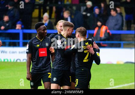 ROCHDALE, REGNO UNITO. FEBBRAIO 12th Alex Pattison dell'Harrogate Town FC festeggia il primo gol del suo lato durante la partita della Sky Bet League 2 tra Rochdale e Harrogate Town allo Spotland Stadium di Rochdale sabato 12th febbraio 2022. (Credit: Ian Charles | MI News) Credit: MI News & Sport /Alamy Live News Foto Stock