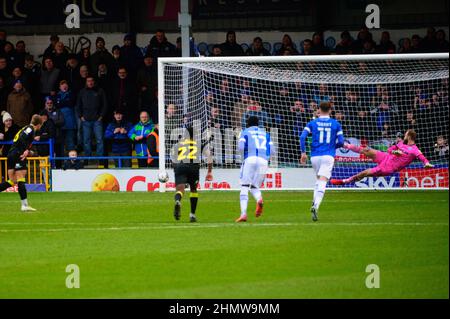 ROCHDALE, REGNO UNITO. FEBBRAIO 12th Alex Pattison dell'Harrogate Town FC segna dal punto di rigore durante la partita della Sky Bet League 2 tra Rochdale e Harrogate Town allo Spotland Stadium di Rochdale sabato 12th febbraio 2022. (Credit: Ian Charles | MI News) Credit: MI News & Sport /Alamy Live News Foto Stock