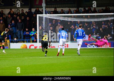 ROCHDALE, REGNO UNITO. FEBBRAIO 12th Alex Pattison dell'Harrogate Town FC segna dal punto di rigore durante la partita della Sky Bet League 2 tra Rochdale e Harrogate Town allo Spotland Stadium di Rochdale sabato 12th febbraio 2022. (Credit: Ian Charles | MI News) Credit: MI News & Sport /Alamy Live News Foto Stock