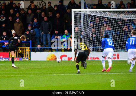 ROCHDALE, REGNO UNITO. FEBBRAIO 12th Alex Pattison dell'Harrogate Town FC segna dal punto di rigore durante la partita della Sky Bet League 2 tra Rochdale e Harrogate Town allo Spotland Stadium di Rochdale sabato 12th febbraio 2022. (Credit: Ian Charles | MI News) Credit: MI News & Sport /Alamy Live News Foto Stock