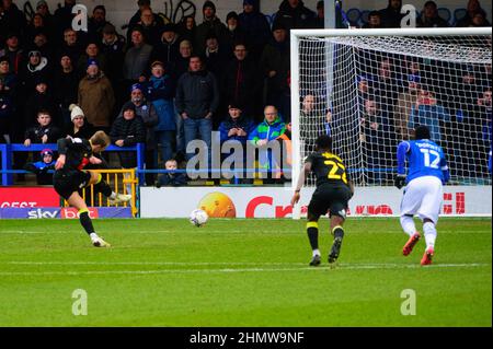 ROCHDALE, REGNO UNITO. FEBBRAIO 12th Alex Pattison dell'Harrogate Town FC segna dal punto di rigore durante la partita della Sky Bet League 2 tra Rochdale e Harrogate Town allo Spotland Stadium di Rochdale sabato 12th febbraio 2022. (Credit: Ian Charles | MI News) Credit: MI News & Sport /Alamy Live News Foto Stock