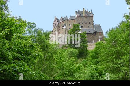 Paesaggio idilliaco intorno al castello di Eltz in Renania-Palatinato, Germania, in estate Foto Stock