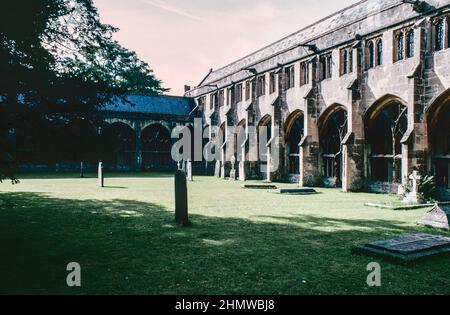 La Cattedrale di Wells è una cattedrale gotica anglicana a Wells, Somerset, Inghilterra, dedicata a Sant'Andrea Apostolo. Chiostri. Scansione di archivio da un vetrino. Ottobre 1975. Foto Stock