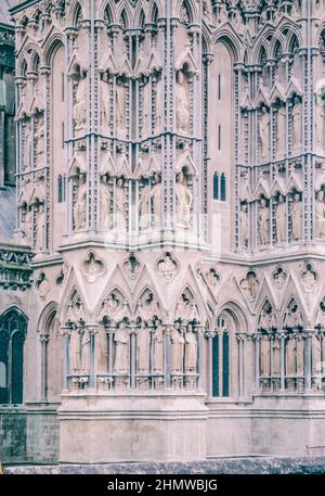 La Cattedrale di Wells è una cattedrale gotica anglicana a Wells, Somerset, Inghilterra, dedicata a Sant'Andrea Apostolo. Scansione di archivio da un vetrino. Ottobre 1975. Foto Stock