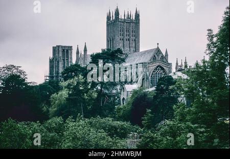 La Cattedrale di Wells è una cattedrale gotica anglicana a Wells, Somerset, Inghilterra, dedicata a Sant'Andrea Apostolo. Scansione di archivio da un vetrino. Ottobre 1975. Foto Stock