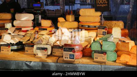 S Hertogenbosch, Paesi Bassi - Febbraio 9. 2022: Visualizzazione sul mercato stand con diverse varietà di formaggio fresco olandese Foto Stock