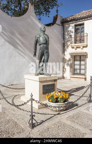 Ronda, Provincia di Malaga, Andalusia, Spagna. Statua del bullfighter Antonio Ordóñez Araujo, 1932 - 1998, fuori dall'arena locale. Foto Stock