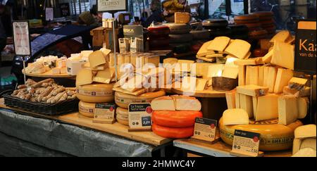 S Hertogenbosch, Paesi Bassi - Febbraio 9. 2022: Visualizzazione sul mercato stand con diverse varietà di formaggio fresco olandese Foto Stock