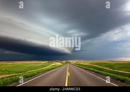 Dark drammatica tempesta nuvole su una strada vicino Glendive, Montana Foto Stock