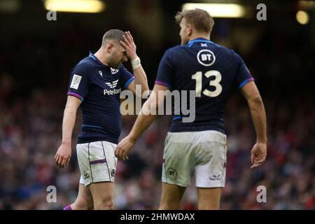 Cardiff, Regno Unito. 12th Feb 2022. Finn Russell di Scozia (l) sembra sconsolato. Partita del campionato di Guinness Six Nations 2022, Galles contro Scozia al Principato di Cardiff sabato 12th febbraio 2022. pic di Andrew Orchard/Andrew Orchard SPORTS photography/ Alamy Live News Credit: Andrew Orchard SPORTS photography/Alamy Live News Foto Stock