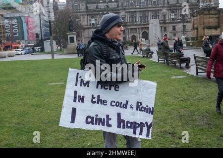 Glasgow, Scozia, Regno Unito. 12th Febbraio, 2022. Gli attivisti si riuniscono a George Square per protestare contro il crescente costo della vita. Credit: SKULLY/Alamy Live News Foto Stock