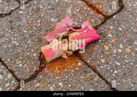 Pezzi sparsi di un pirocracker sono sparsi sul terreno. Foto Stock