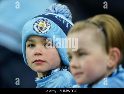 I tifosi di Manchester City si trovano in tribuna prima della partita della Premier League a Carrow Road, Norwich. Data foto: Sabato 12 febbraio 2022. Foto Stock