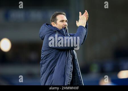 Everton, Regno Unito. 12th Feb 2022. Frank Lampard, direttore di Everton, festeggia con i fan alla fine del gioco. Premier League match, Everton contro Leeds United al Goodison Park di Liverpool sabato 12th febbraio 2022. Questa immagine può essere utilizzata solo per scopi editoriali. Solo per uso editoriale, licenza richiesta per uso commerciale. Nessun uso in scommesse, giochi o un singolo club / campionato / giocatori pubblicazioni. pic di Chris Stading/Andrew Orchard sport fotografia/Alamy Live news credito: Andrew Orchard sport fotografia/Alamy Live News Foto Stock