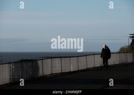 Single anziano uomo a piedi, Clacton-on-Sea, Essex, Regno Unito Foto Stock