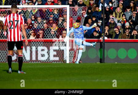 David Raya Martin del Brentford FC sgomenta la palla durante la partita della Premier League tra Brentford e Crystal Palace al Brentford Community Stadium di Londra, Inghilterra, il 12 febbraio 2022. Foto di Phil Hutchinson. Solo per uso editoriale, licenza richiesta per uso commerciale. Nessun utilizzo nelle scommesse, nei giochi o nelle pubblicazioni di un singolo club/campionato/giocatore. Credit: UK Sports Pics Ltd/Alamy Live News Foto Stock