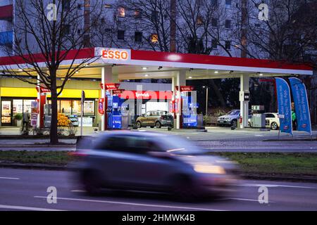 Berlino, Germania. 11th Feb 2022. Un veicolo passa davanti a una stazione di servizio a Berlino, capitale della Germania, 11 febbraio 2022. Il tasso di inflazione in Germania è stato del 4,9% in gennaio, ha detto l'Ufficio federale di statistica venerdì. Credit: Stefan Zeitz/Xinhua/Alamy Live News Foto Stock