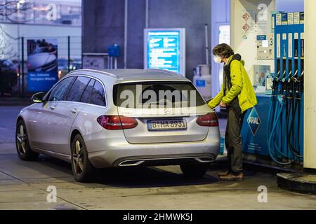 Berlino, Germania. 11th Feb 2022. Un cliente alimenta un veicolo in una stazione di servizio a Berlino, capitale della Germania, 11 febbraio 2022. Il tasso di inflazione in Germania è stato del 4,9% in gennaio, ha detto l'Ufficio federale di statistica venerdì. Credit: Stefan Zeitz/Xinhua/Alamy Live News Foto Stock