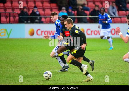 ROCHDALE, REGNO UNITO. FEBBRAIO 12th Alex Pattison dell'Harrogate Town FC prova una corsa durante la partita della Sky Bet League 2 tra Rochdale e Harrogate Town allo Spotland Stadium di Rochdale sabato 12th febbraio 2022. (Credit: Ian Charles | MI News) Credit: MI News & Sport /Alamy Live News Foto Stock