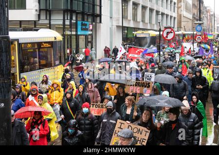 Manchester, Regno Unito. 12th Feb 2022. I manifestanti marciano attraverso il Manchester City Centre durante la manifestazione. Le proteste nazionali sono state organizzate contro l'aumento dei prezzi dell'energia e il costo della vita. (Foto di Jake Lindley/SOPA Images/Sipa USA) Credit: Sipa USA/Alamy Live News Foto Stock