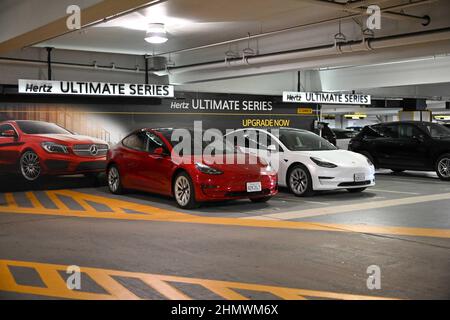 Le auto Tesla Model 3 si trovano in un garage Hertz per il noleggio auto martedì 08 febbraio 2022 a San Francisco. (Dylan Stewart/immagine dello sport) Foto Stock