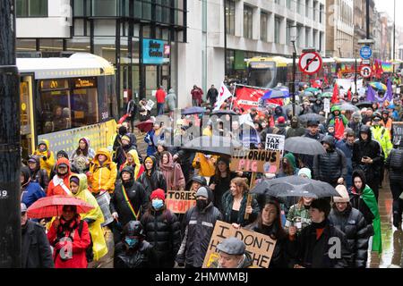 Manchester, Regno Unito. 12th Feb 2022. I manifestanti marciano attraverso il Manchester City Centre durante la manifestazione. Le proteste nazionali sono state organizzate contro l'aumento dei prezzi dell'energia e il costo della vita. Credit: SOPA Images Limited/Alamy Live News Foto Stock