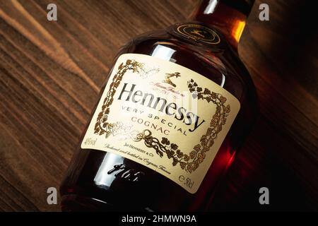 Ternopil, Ucraina - 29 aprile 2021: Una bottiglia di cognac Hennessy molto speciale su un tavolo di legno. Chiudere la bottiglia di cognac Foto Stock