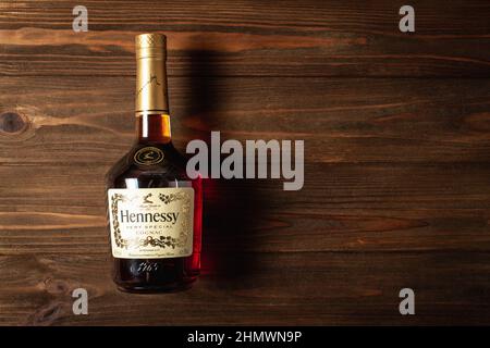 Ternopil, Ucraina - 29 aprile 2021: Una bottiglia di cognac Hennessy molto speciale su un tavolo di legno. Spazio di copia Foto Stock