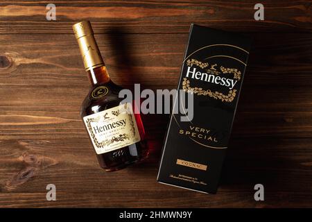 Ternopil, Ucraina - 29 aprile 2021: Una bottiglia di cognac Hennessy molto speciale e una scatola su un tavolo di legno Foto Stock