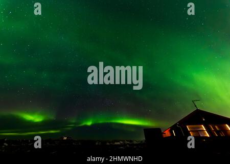 Scenario con l'aurora boreale sopra la penisola di Reykjanes, Islanda Foto Stock