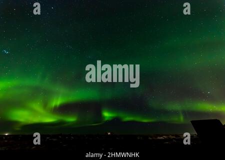 Scenario con l'aurora boreale sopra la penisola di Reykjanes, Islanda Foto Stock