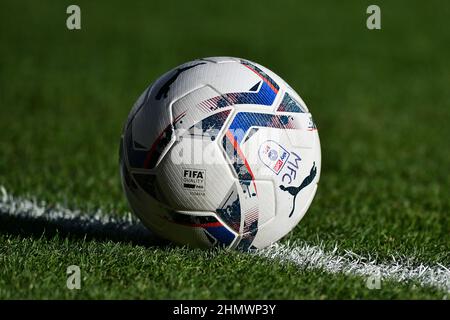 LONDRA, REGNO UNITO. FEBBRAIO 12th la palla ufficiale durante la partita Sky Bet Championship tra Millwall e Cardiff City al Den, Londra sabato 12th febbraio 2022. (Credit: Ivan Yordanov | MI News) Credit: MI News & Sport /Alamy Live News Foto Stock