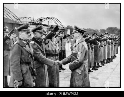 WW2 occupazione tedesca in Polonia: Sfilata di vittoria a Varsavia 1939: Adolf Hitler sta salutando i generali all'aeroporto di Varsavia nel campo in primo piano Marshall Wilhelm Keitel Foto Stock