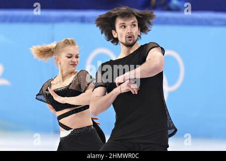 Pechino, Cina. 12th Feb 2022. Tina Garabedian e Simon Proulx Senecal di Armenia, si esibiscono durante la gara di ritmo di danza del ghiaccio con pattinaggio a figure nello Stadio al coperto Capital alle Olimpiadi invernali di Pechino 2022 sabato 1 febbraio 2022. Foto di Richard Ellis/UPI Credit: UPI/Alamy Live News Foto Stock