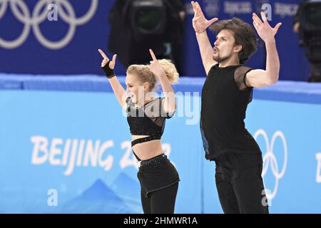 Pechino, Cina. 12th Feb 2022. Tina Garabedian e Simon Proulx Senecal di Armenia, si esibiscono durante la gara di ritmo di danza del ghiaccio con pattinaggio a figure nello Stadio al coperto Capital alle Olimpiadi invernali di Pechino 2022 sabato 1 febbraio 2022. Foto di Richard Ellis/UPI Credit: UPI/Alamy Live News Foto Stock