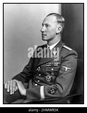 1940 HEYDRICH WAFFEN SS NAZI Reinhard Tristan Eugen Heydrich fu un ufficiale nazista tedesco di alto rango (particolarmente odioso) durante la seconda guerra mondiale, e un architetto principale dell'Olocausto. Fu SS-Obergruppenführer und General der Polizei e capo del Reich Main Security Office. Assassinato da coraggiosi combattenti di resistenza cechi 4 giugno 1942, Praga, Repubblica Ceca Foto Stock