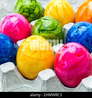 uova di pasqua colorate in una scatola di uova Foto Stock