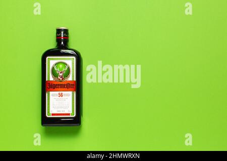 Ternopil, Ucraina - 24 maggio 2021: Una bottiglia di liquore Jagermeister su sfondo verde vista dall'alto Foto Stock