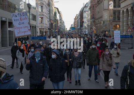 Berlino, Germania. 12th Feb 2022. Proteste per le politiche della COVID-19 in Germania. Manifestanti a Berlino il 12 febbraio 2022. Essi hanno dimostrato di non avere un mandato per il vaccino contro il coronavirus in Germania. Secondo la polizia, circa 3.000 persone hanno partecipato al raduno. I manifestanti si sono spostati dalla porta di Brandeburgo in un cerchio attraverso Berlino-Mitte. La protesta si è conclusa alla stazione centrale di Berlino. (Credit Image: © Michael Kuenne/PRESSCOV via ZUMA Press Wire) Credit: ZUMA Press, Inc./Alamy Live News Foto Stock