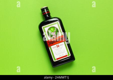 Ternopil, Ucraina - 24 maggio 2021: Una bottiglia di liquore Jagermeister su sfondo verde vista dall'alto Foto Stock