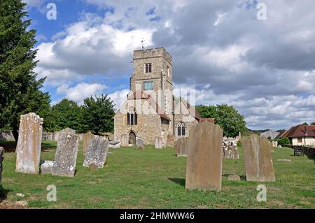 St Mary's and All Saints Church, Boxley, Kent, Regno Unito. Bella vecchia chiesa inglese con cielo blu e le nuvole dietro Foto Stock