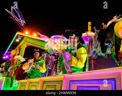 Mobile, Alabama, Stati Uniti. 11th Feb 2022. Un pilota galleggiante con i Conde Cavaliers scorre per le strade del centro di Mobile, Alabama USA come parte delle celebrazioni del Mardi Gras il 11 febbraio 2020. Questa è la prima volta in quasi due anni che una sfilata ha rotolato durante la stagione del Mardi Gras come tutte le sfilate dove annullato l'anno scorso a causa della pandemia di Covid-19. Mobile è sede della più antica celebrazione del Mardi Gras del paese, anche prima di quella di New Orleans, Louisiana. (Credit Image: © Dan Anderson/ZUMA Press Wire) Foto Stock